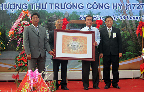 Phó Chủ tịch UBND tỉnh Huỳnh Khánh Toàn trao Bằng xếp hạng di tích quốc gia cho địa phương.Ảnh: CÔNG TÚ