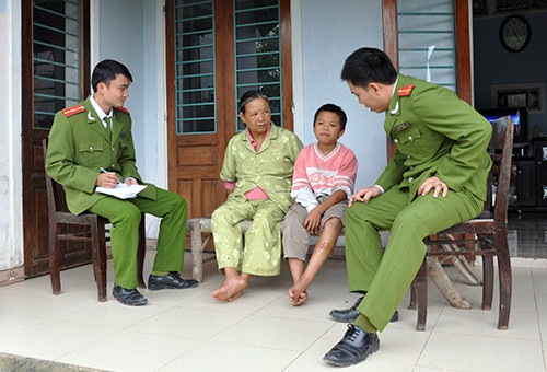 Cán bộ Công an huyện Đại Lộc thăm em Phan Văn Phúc.