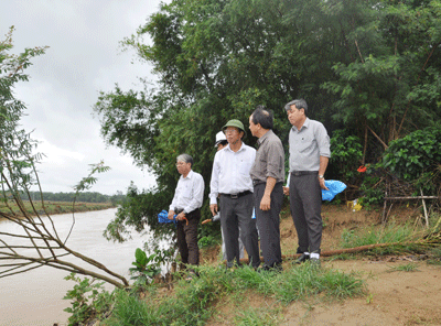 Chủ tịch UBND tỉnh Lê Phước Thanh khảo sát tình trạng sạt lở bờ sông Vu Gia tại Đại Lộc.