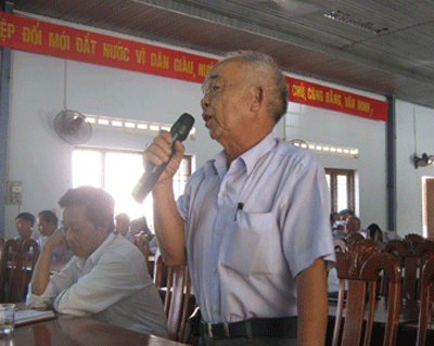 Cử tri ý kiến. Ảnh: H.H 