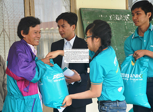 Trao quà cho các gia đình bị thiệt hại do bão số 11 tại xã Điện Hòa.
