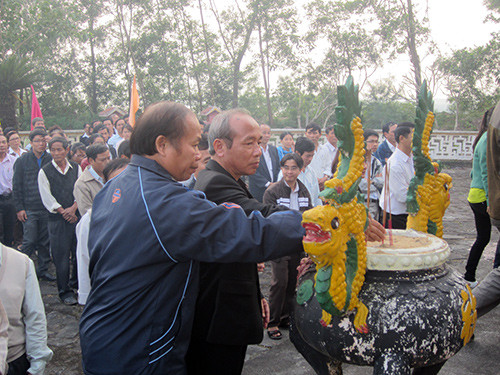Viếng hương tại đền Báo Ân.