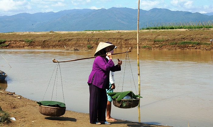 Phần lớn diện tích hoa màu của nông dân thôn Phước Yên đều ở bên kia sông Vu Gia nên hằng ngày bà con phải qua những con đò để đi làm.