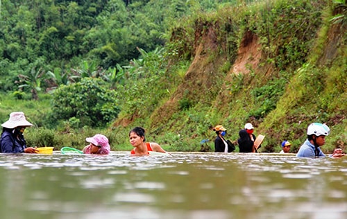 Mấy tháng nay, tại khúc sông R’lang (xã Jơ Ngây, huyện Đông Giang), hằng ngày có hàng chục người dân tìm đến để cào hến.