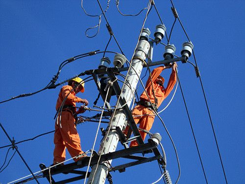 Công nhân Điện lực Duy Xuyên tích cực bảo dưỡng lưới điện. Ảnh: Q.SAN