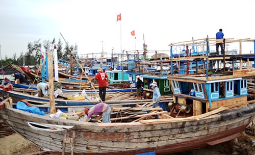 Tàu đến “làm nước” tại cơ sở sửa chữa tàu cá của gia đình ông Lê Văn Lưu.Ảnh: Q.VIỆT