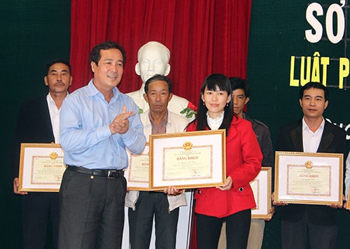 Nhiều tập thể, cá nhân được khen thưởng tại hội nghị sơ kết 5 năm thực hiện Luật Phòng, chống bạo lực gia đình.Ảnh: D.LỆ