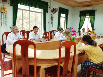 Ban Nội chính Tỉnh ủy và các cơ quan liên quan đối thoại với bà H. về vụ kiện. Ảnh: PHƯƠNG NAM