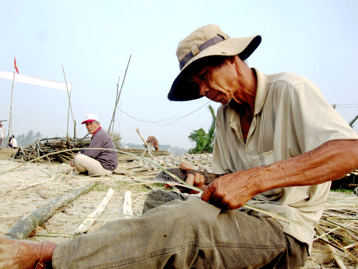 Chẻ tre đan trục trịch.