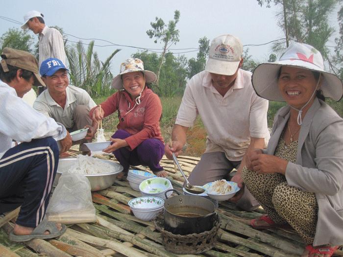  “Dọn nước nửa buổi” cho thợ làm đường.