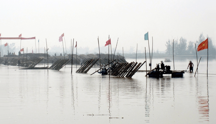 Tờ mờ sáng, hàng trăm người dân thôn Đông Bình đã ra quân làm đường.