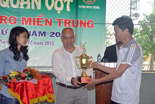 Phó Bí thư Thường trực Tỉnh ủy Nguyễn Văn Sỹ tặng cúp lưu niệm cho đơn vị tài trợ chính cho giải - Công ty Petro miền Trung.