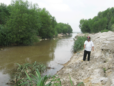 Ông Đỗ Ngọc Thanh – Trưởng ban Nhân dân thôn Ngọc Mỹ bức xúc trước tình trạng sạt lở bờ kênh do đàn vịt gây ra. Ảnh: N.Đ.N