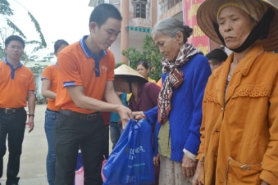 Đại diện ngân hàng Đông Á, chi nhánh Quảng Nam trao quà cứu trợ cho người dân xã Đại Cường, huyện Đại Lộc. 