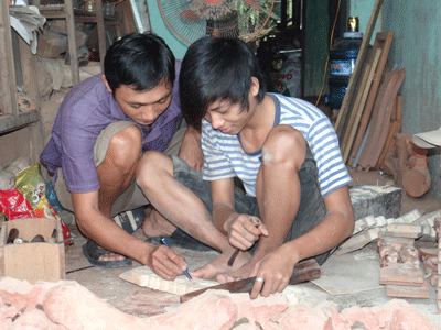 Học nghề theo cách “cầm tay chỉ việc” là điều các đơn vị tổ chức chương trình tâm niệm.                                                                          Ảnh: L.Q.Q