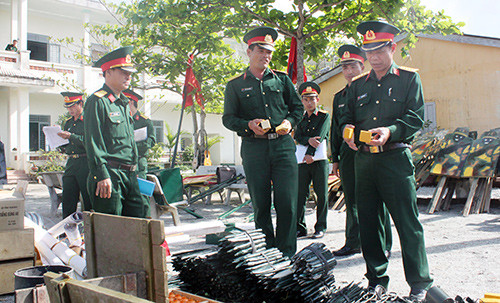 Chỉ huy trưởng Bộ CHQS tỉnh - Đại tá Phan Văn Thu kiểm tra mô hình học cụ huấn luyện tại Trung đoàn 885.  Ảnh: TUYÊN HUẤN