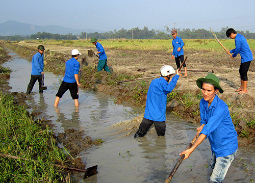 Đoàn viên thanh niên thôn Trà Tây ra quân dọn dẹp kênh mương giúp nông dân chuẩn bị mùa vụ mới.