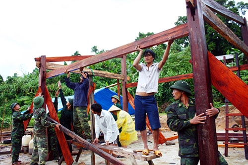 Chiến sĩ BĐBP tỉnh tham gia dựng nhà cho người dân vùng biên.