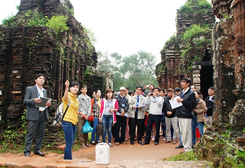 Phan Thị Xuân Nguyên (trường THCS Nguyễn Chí Thanh) tự tin hướng dẫn du khách tham quan Mỹ Sơn.Ảnh : CH.TẤN