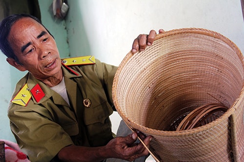 Ông Alăng Đàn kiểm tra vòng đan, hoàn thiện chiếc gùi.