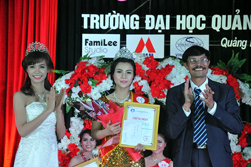 Thí sinh Nguyễn Thị Hồng Quyên (giữa), SBD 23 đến từ lớp Cao đẳng Anh K11 vui mừng vì được danh hiệu Hoa khôi của trường.