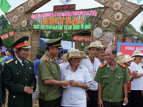 Thiếu tướng Phan Như Thạch - Giám đốc Công an tỉnh tham dự hội trại Ngày hội toàn dân bảo vệ an ninh Tổ quốc tại TP.Tam Kỳ.Ảnh: X.MAI