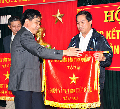 Chánh Văn phòng Tỉnh ủy Lê Văn Dũng đã trao cờ thi đua xuất sắc năm 2013 của UBND tỉnh cho Văn phòng Huyện ủy Núi Thành.