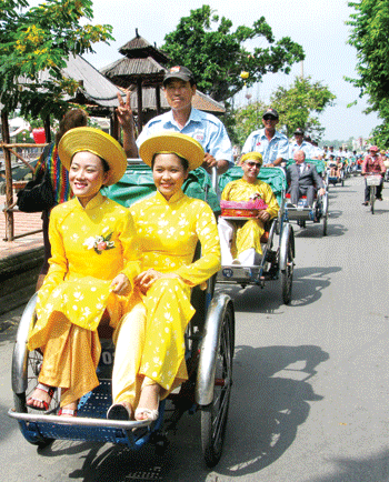 Đa dạng các hoạt động lễ hội văn hóa. Ảnh: XUÂN HIỀN