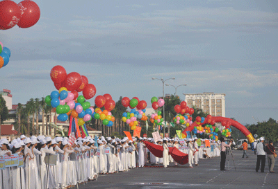 Quang cảnh khai mạc Giải Việt dã truyền thống Báo Quảng Nam năm 2013.