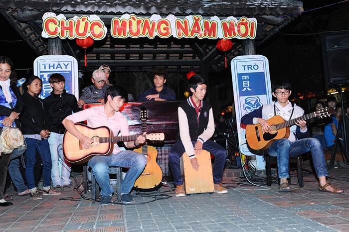 Những bạn trẻ biểu diễn ghi ta trên đường phố.