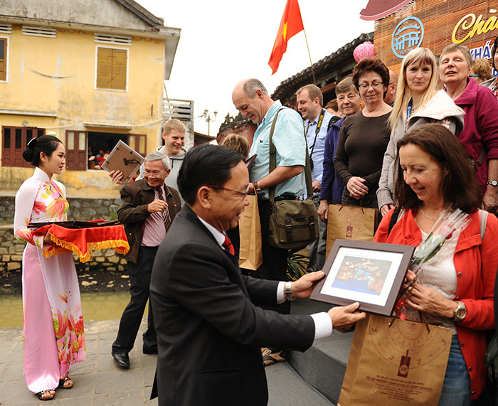 Giám đốc Sở VH-TT&DL Đinh Hài tặng quà cho 19 vị khách xông đất đầu tiên Quảng Nam.