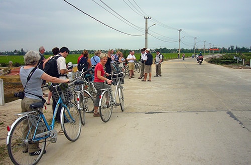 Tour du lịch sinh thái bằng xe đạp ở Cẩm Thanh thu hút đông đảo du khách.Ảnh: ĐỖ HUẤN