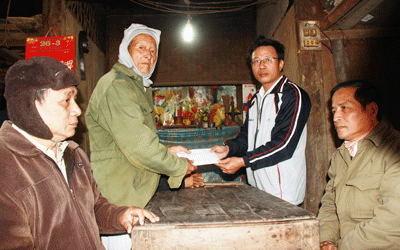 Lãnh đạo Báo Quảng Nam trao quà hỗ trợ xây nhà ở cho gia đình ông Phan Vinh.