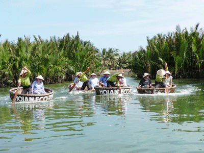 Du khách khám phá đời sống bản địa bằng du lịch sông nước. Ảnh: MINH HẢI