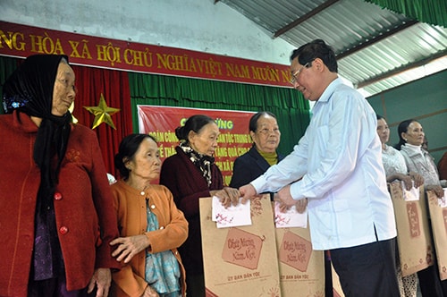 Bộ trưởng, Chủ nhiệm Ủy ban Dân tộc Trung ương Giàng Seo Phử tặng quà tết cho các đối tượng chính sách xã Quế Phú. Ảnh: NGUYÊN ĐOAN