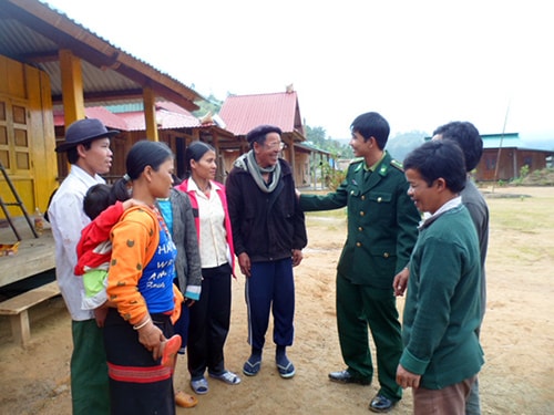 Cán bộ biên phòng trao đổi vấn đề an ninh trật tự với người dân thôn Arầng 1. Ảnh: HOÀNG YÊN