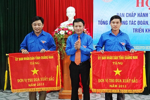 Tặng cờ thi đua xuất sắc của UBND tỉnh cho 2 tập thể.