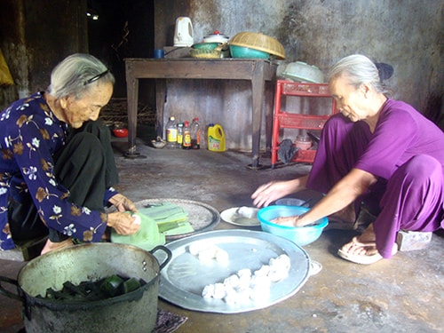 Hàng chục năm qua, chị em cụ Liên gắn bó với công việc làm bánh.