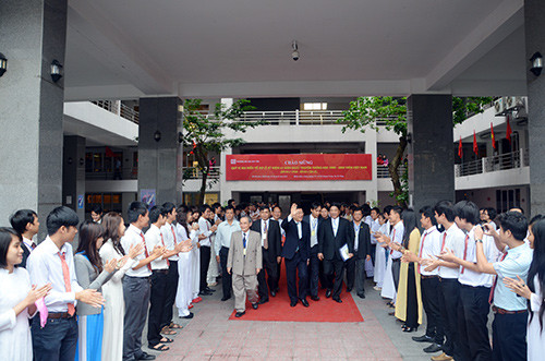 Cán bộ, giảng viên, sinh viên ĐH Duy Tân đón Chủ tịch nước Trương Tấn Sang thăm trường năm 2013.