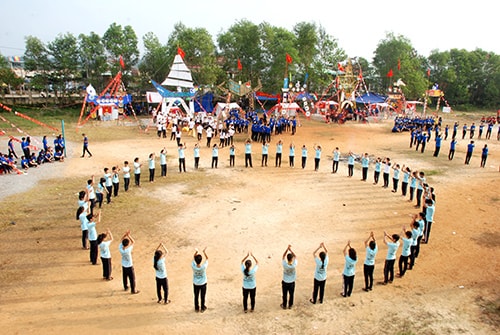 Các em học sinh trường THPT Núi Thành sinh hoạt các bài hát truyền thống của Đoàn tại Hội trại.