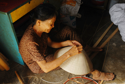 Mặc thời gian trôi, bà Nguyễn Thị Chánh vẫn gắn bó với nghề làm nón mang theo từ quê hương đất Quảng. Ảnh: M.KIỆT