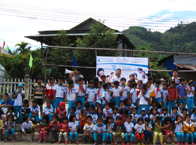 Chương trình 1.000 đại sứ góp 1.0000 bản sách tặng trẻ em miền núi Quảng Nam.