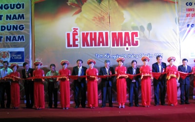 Lãnh đạo tỉnh cắt băng khai mạc hội chợ khuyến mãi Xuân 2014.