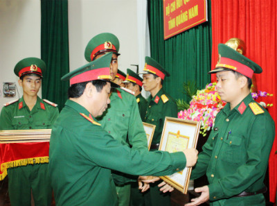 Đại tá Trần Minh Chín - Chính ủy Bộ CHQS tỉnh trao thưởng cho các tập thể có thành tích xuất sắc trong đợt thi đua “69 ngày lập công quyết thắng”.