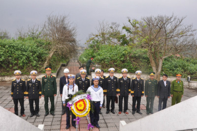 Đoàn công tác Bộ Tư lệnh Vùng 3 Hải quân viếng hương Đài tưởng niệm các anh hùng liệt sĩ huyện đảo Cồn Cỏ.