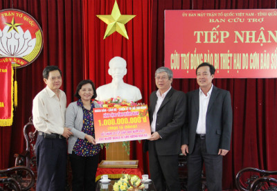 Đại diện Ủy ban MTTQ Việt Nam tỉnh tiếp nhận 1 tỷ đồng hỗ trợ Tết cho đồng bào nghèo từ Ủy ban MTTQ Việt Nam TP.Hồ Chí Minh.