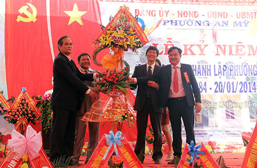 Ông Nguyễn Văn Lúa - Chủ tịch UBND TP.Tam Kỳ và Bí thư Thành ủy Tam Kỳ Bùi Quốc Đinh đã đến tặng hoa chúc mừng