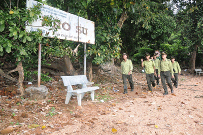 Kiểm lâm tuần tra tại đảo Su, thuộc rừng phòng hộ Phú Ninh.                 Ảnh: H.PHÚC