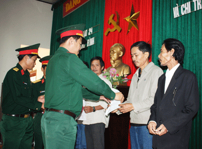 Ban Chỉ huy Quân sự huyện Thăng Bình trao quyết định và thực hiện chi trả chế độ cho các đối tượng theo Quyết định 62 của Thủ tướng Chính phủ.