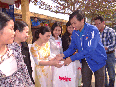 Anh Phan Văn Bình - PBT Tỉnh đoàn, Chủ tịch Hội LHTN Việt Nam tỉnh Trao quà cho các giáo viên trường Tiểu học Trương Đình Nam.